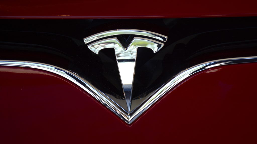 Önvezető taxit mutathat be a Tesla augusztusban