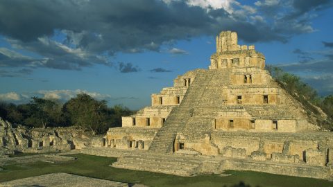 Elégetett emberi maradványokat találtak egy maja piramisban