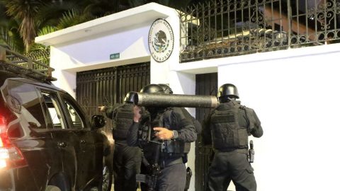 Az ecuadori rendőrök bemásztak a mexikói nagykövetségre, ahonnét kirángatták kenőpénzes bukott alelnöküket