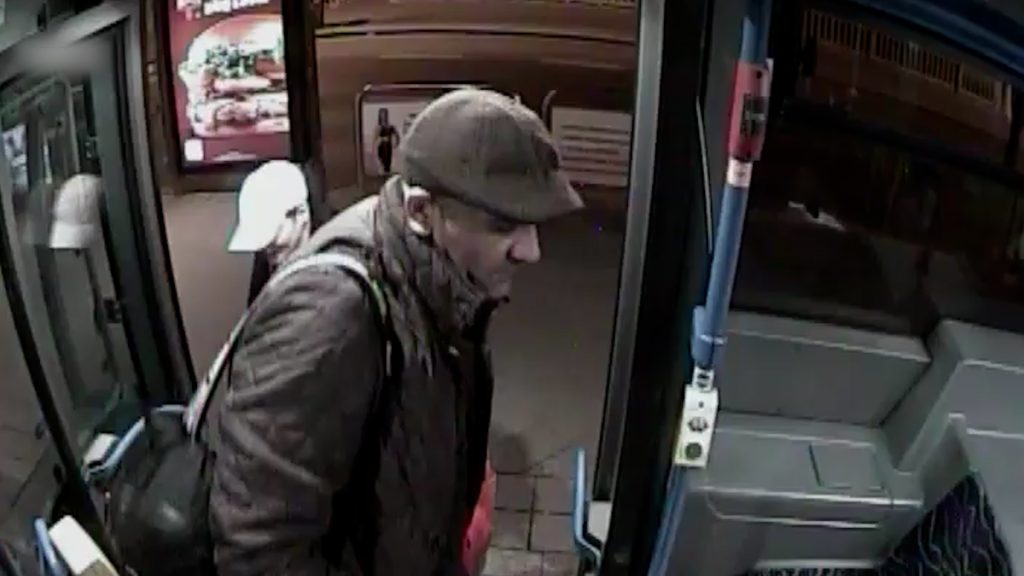 Videón, ahogy buszra szállnak a rengeteg szajréval a budai besurranó tolvajok