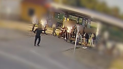 Videón, ahogy egy apa elveri a fiát gyalázó kamaszt a pilisi vasútállomáson