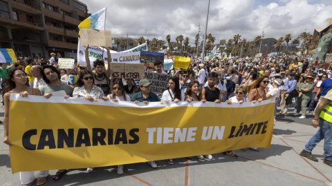 Tízezrek tüntettek a Kanári-szigetekre zúduló turizmus ellen