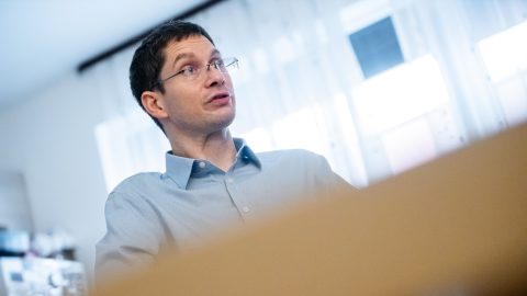 Csalók élnek vissza Karsai Dániel profilképével