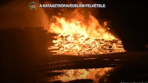 A katasztrófavédelem videóján látszik, milyen hatalmas tűz pusztított Rákosrendezőn