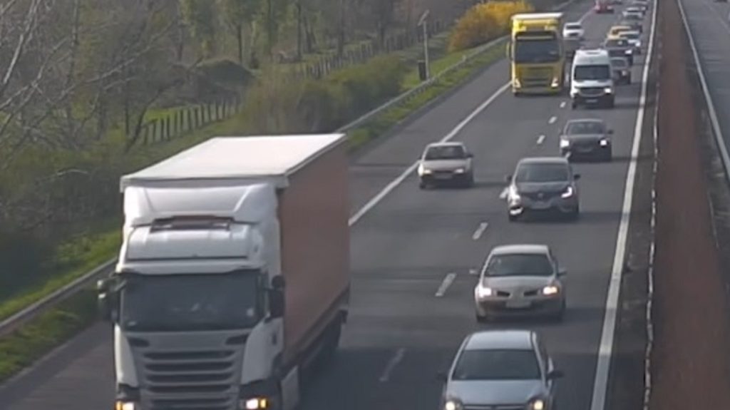 Pár másodpercen belül több veszélyes manővert vettek videóra az M1-esen