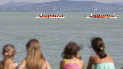 A helyiek tiltakozása után leszavazták a fonyódi képviselők, hogy az Erzsébet-táborhoz kerüljön egy másfél kilométeres balatoni partszakasz