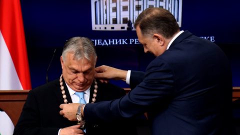 Orbán szerint királyok vagyunk, s már annyi a pénzünk, hogy külföldre is jut