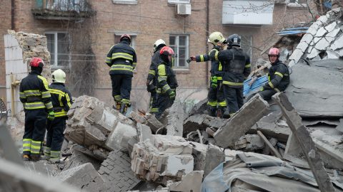Az ukránok szerint az orosz hadsereg légibombát dobott egy donyecki városra