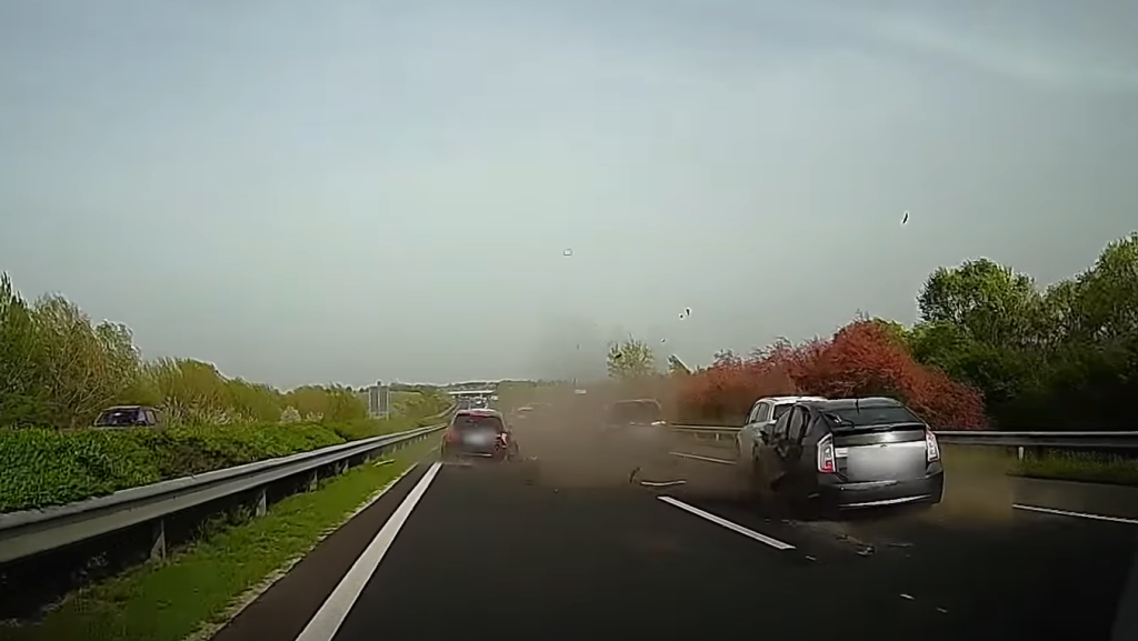 Újabb videót tettek közzé a hétfői M7-es tömegbalesetről