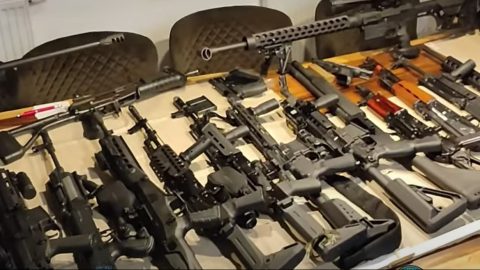 Rajkán élt a szlovák fegyverkereskedők feje, 600 fegyver került a banda tagjaihoz