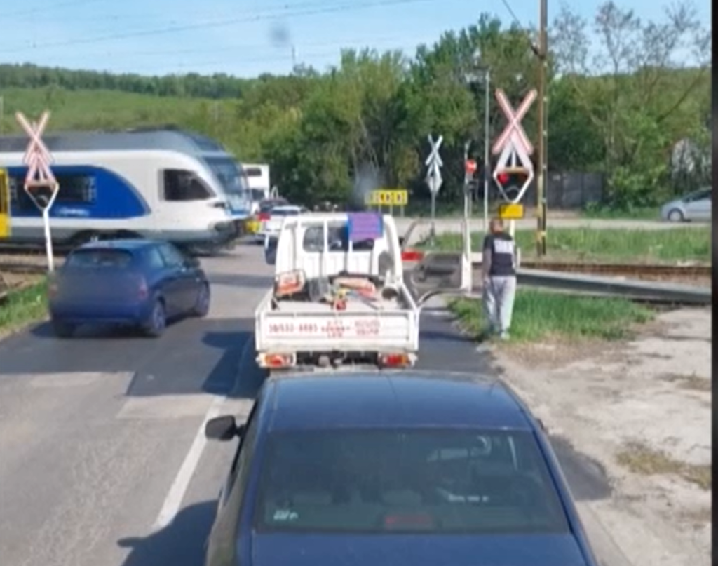 Őrült jelenetet rögzített egy fedélzeti kamera, pillanatokon múlt, hogy nem történt tragédia a vasúti átjáróban