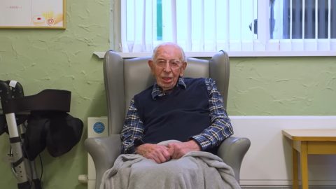 „Ha túlzásba visztek bármit, akkor előbb-utóbb szenvedni fogtok” – vallja a 111 éves John Alfred Tinniswood, a világ legidősebb férfija