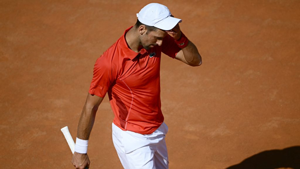 Novak Djokovic szerint azért veszített, mert fejbe dobták egy palackkal