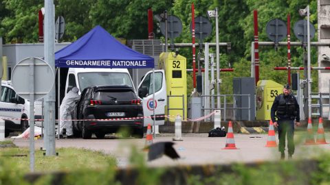Fegyveresek szabadítottak ki egy rabot Franciaországban, két őrt megöltek