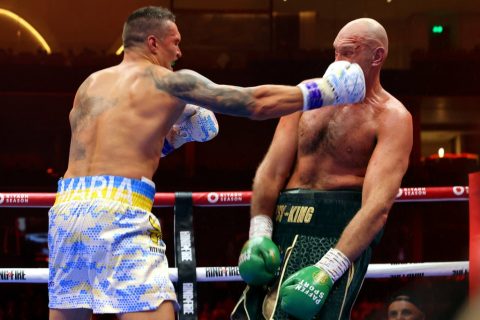 Tyson Furyt a gong mentette meg a kiütéstől, Usyk immár öt szervezet világbajnoka