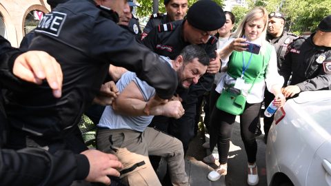 Örmények tízezrei követelik a miniszterelnök lemondását a területi engedmények miatt