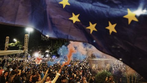 Tízezrek az utcán, nem kérnek a „külföldi ügynökök” elleni törvényből Georgiában