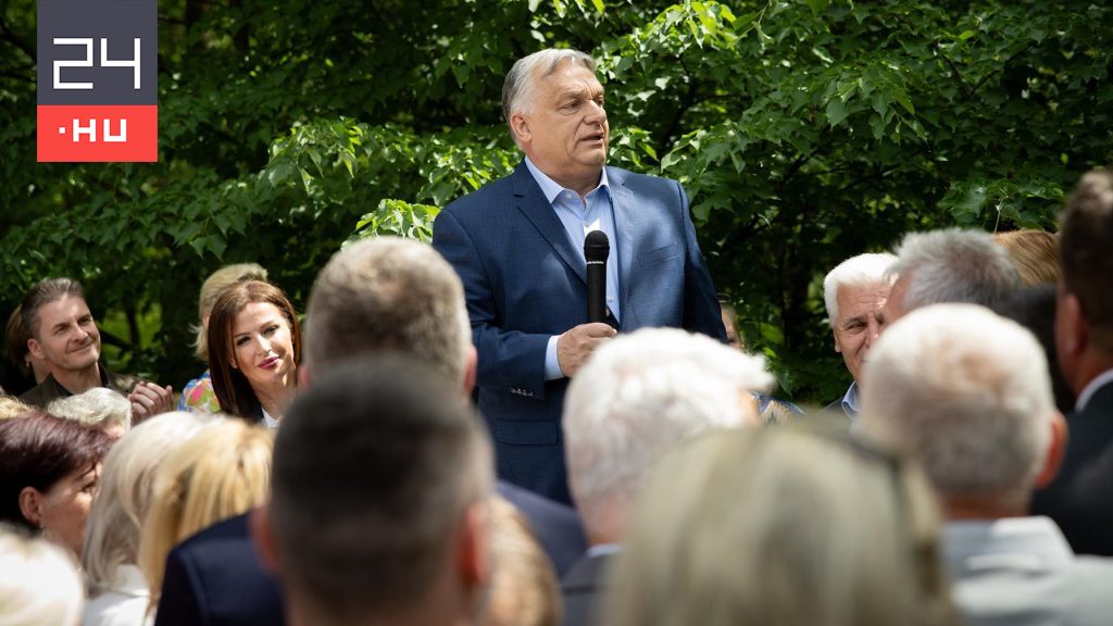 Orbán elment abba a faluba, ahol „No Migration, No Gender, No War” feliratot raktak a falutáblára