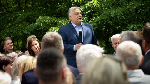 Orbán elment abba a faluba, ahol „No Migration, No Gender, No War” feliratot raktak a falutáblára