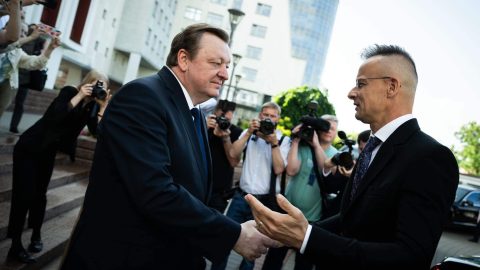 Szijjártó az európai sorkatonaság és nukleáris fegyverek miatt aggódik Fehéroroszországban