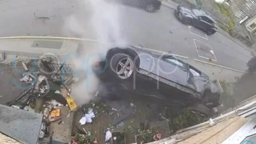 Videón, ahogy egy ház kertjébe csapódik a száguldozó BMW, amiből az utasok sértetlenül kiszállnak