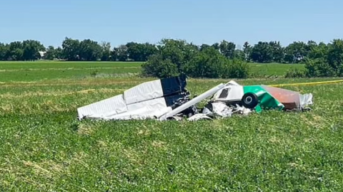 A pilóta ejtőernyővel kiugrott a gépből, hat utasa a feldélzeten maradt
