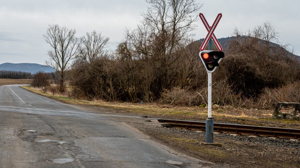 Piros volt a lámpa, mégis vonattal karambolozott egy autó Nyírbogátnál