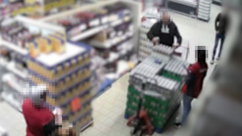 Videón, ahogy ököllel esik az exének egy férfi a Pennyben