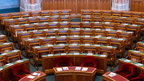 Az állítólagos brüsszeli beavatkozásra hivatkozva tart rendkívüli ülést a parlament