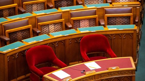 „Szijjártó nagyköveteket kéret be, ha kirúgnak egy fociedzőt, de átveszi a barátság érdemrendet, ha az oroszok feltörik a magyar diplomáciát”