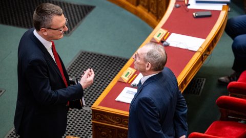 Rétvári szerint nem okoz hátrányt, ha egy jogerősen elítélt polgármester jutalmazza a rendőröket