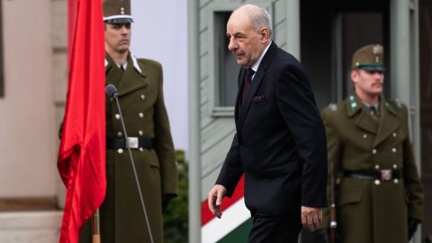 Rendkívüli ülésen fosztaná meg az ellenzék Sulyok Tamást az államfői posztjától
