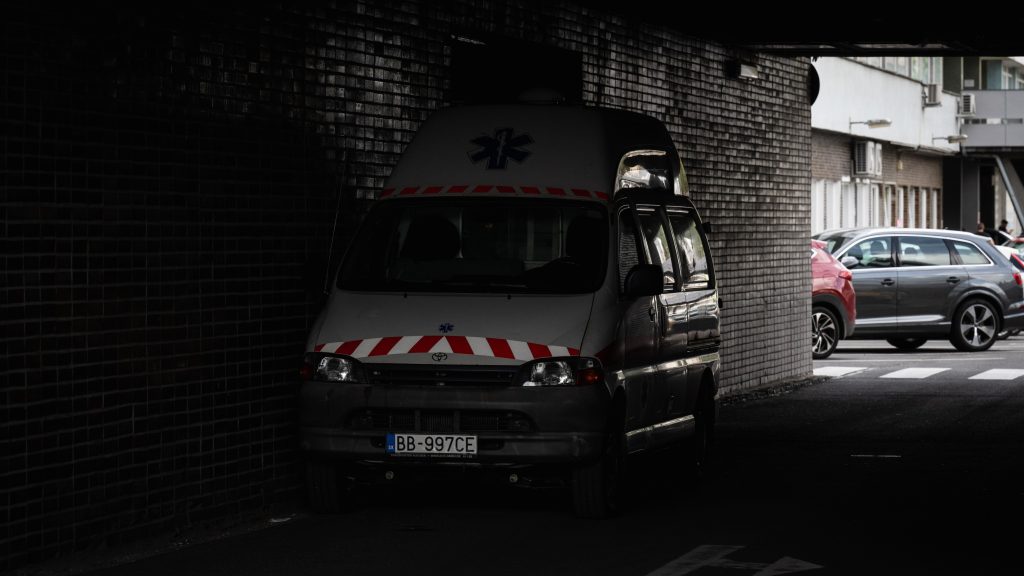 Átszállították Pozsonyba Robert Ficót