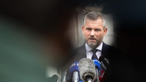 Símaszkos gyerek célzott fegyverével egy BMW-ből a szlovák államfő házára