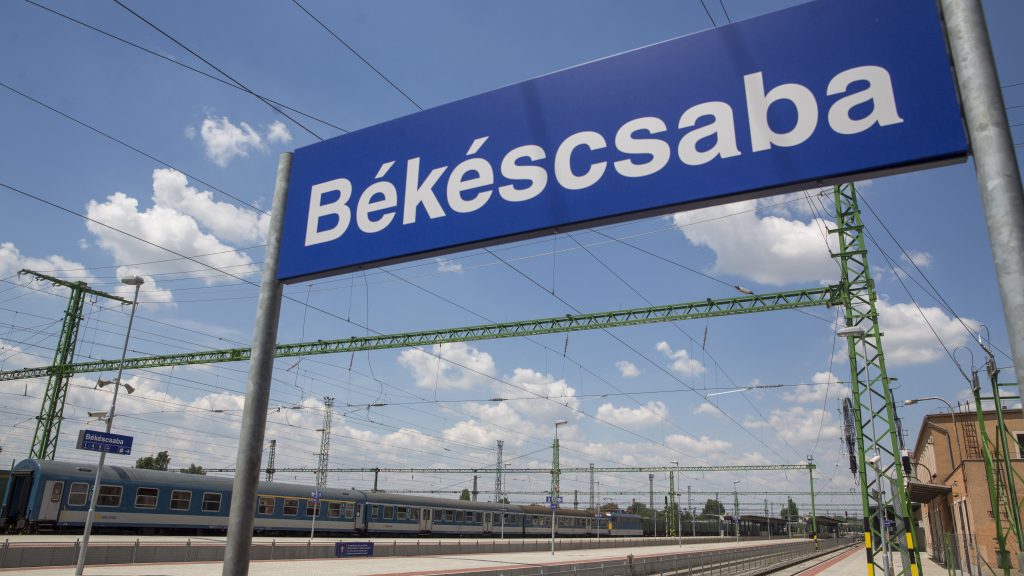 Elgázolt a vonat egy MÁV-dolgozót a békéscsabai vasútállomáson, roncsolódott a lába egy része