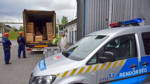 Videón, ahogy elég a 480 milliárdot érő 32 tonnányi extasy-alapanyag