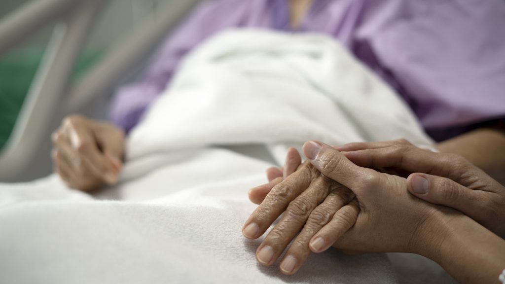 Öröklési szerződést kötött egy nő a műthetetlen, életveszélyes állapotban lévő szomszédjával
