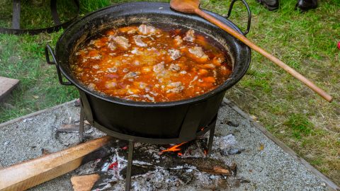 Elesett a biciklijével, és fejjel a bográcsban fortyogó gulyásba zuhant egy 4 éves kisfiú egy főzőversenyen