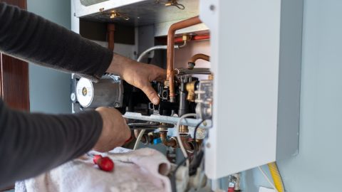 Fürdés közben ért halálos áramütés egy 44 éves nőt, beismerte tettét a kókler bojlerszerelő