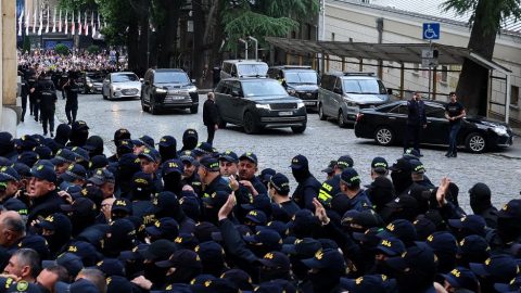 Az államfő vétója ellenére a georgiai parlament megszavazta az ügynöktörvényt