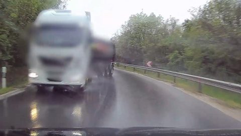 Eltört a csigolyája a berhidai frontális balesetben megsérült lánynak – videó