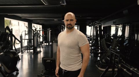 „Engem ki kellett vágni az autóból” – István mindkét karja szétroncsolódott, de ma már 100 kilóval nyom fekve