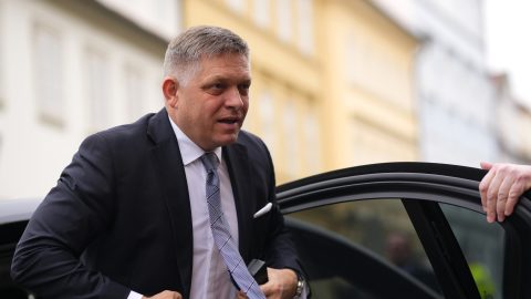 Hazaengedték Robert Ficót