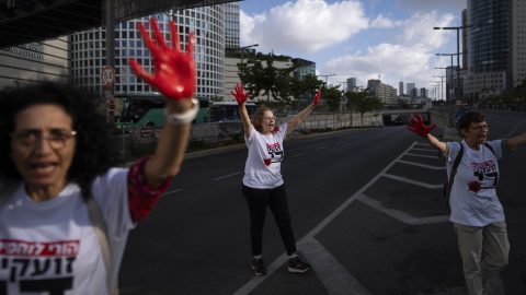 Védekezés a lávafolyam ellen Izlandon, menekülő palesztinok, fiaikat hazaváró izraeli anyák a hét képein