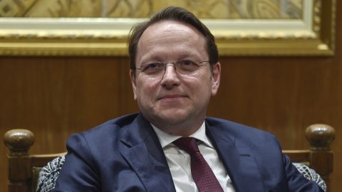 A grúz kormányfő szerint Várhelyi megfenyegette őt az ügynöktörvény miatt