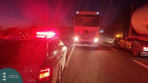 Kilométereken át hajtott a forgalommal szemben egy kamionos az M30-ason