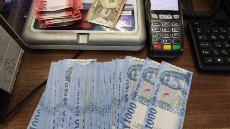 Megkötözte a dolgozót, majd kirabolta a trafikot egy maszkot viselő férfi Újbudán