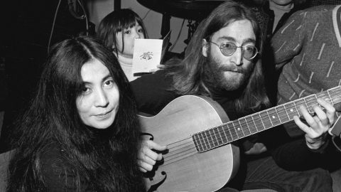 Egymilliárdért kelt el John Lennon 50 év után megkerült gitárja