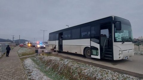 Elítélték a nyitott ajtóval elinduló buszsofőrt, aki áthajtott a leszálló, és kerekek alá eső asszonyon