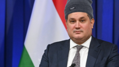 Azért rúgtak ki egy minisztériumi dolgozót, mert megosztott egy mémet Nagy Mártonról